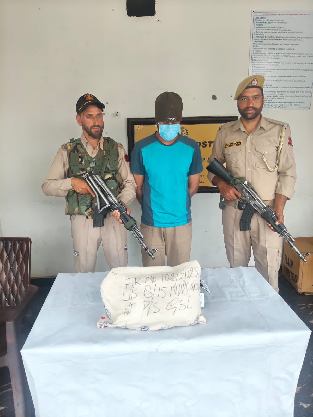 GANDERBAL POLICE APPREHENDS A DRUG PEDDLER AND SEIZED CONTRABAND SUBSTANCE FROM HIS POSSESSION