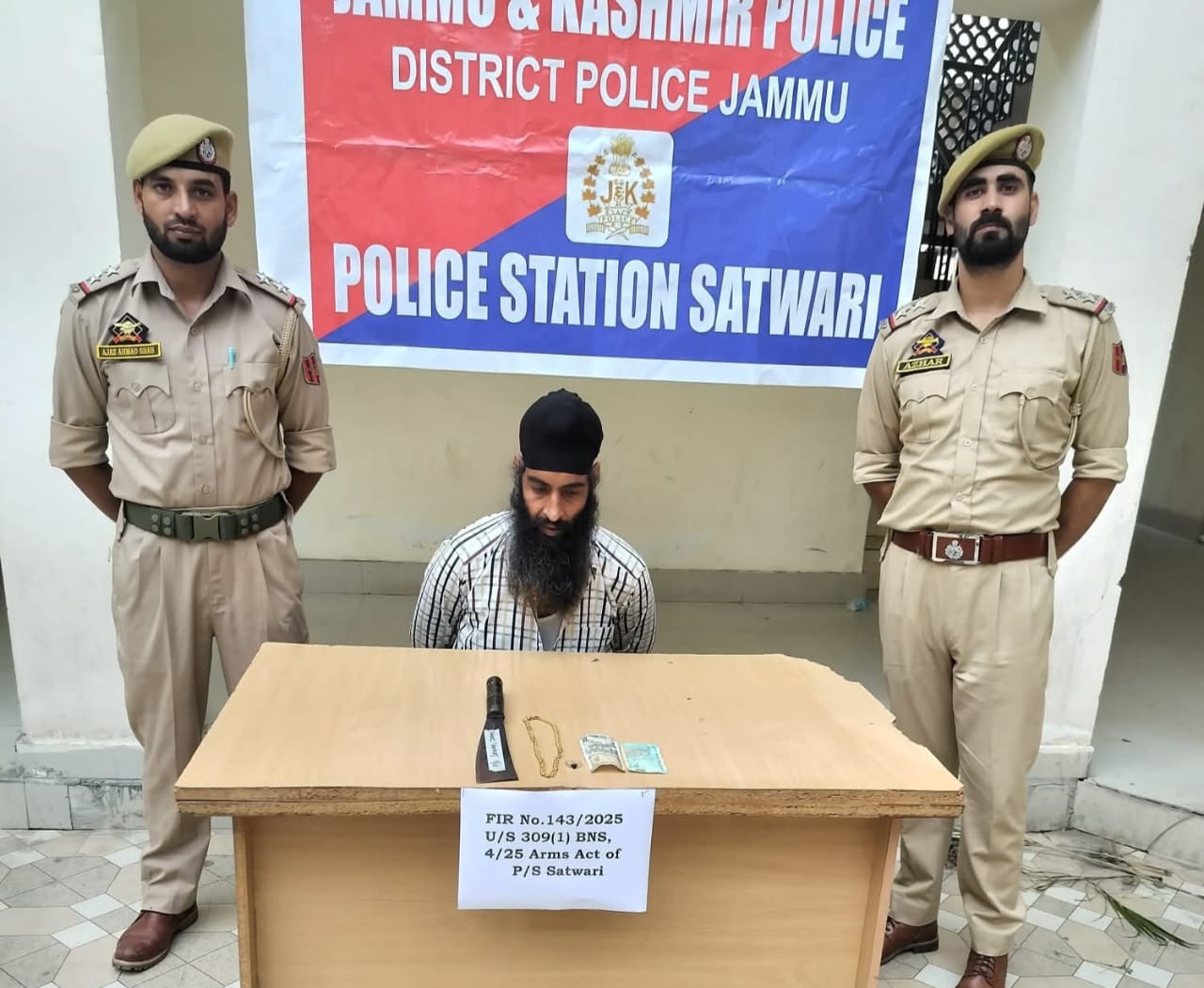 Robbery case solved within hours by Police Station Satwari, Jammu  “Accused Arrested with sharp edged weapon(Toka)”