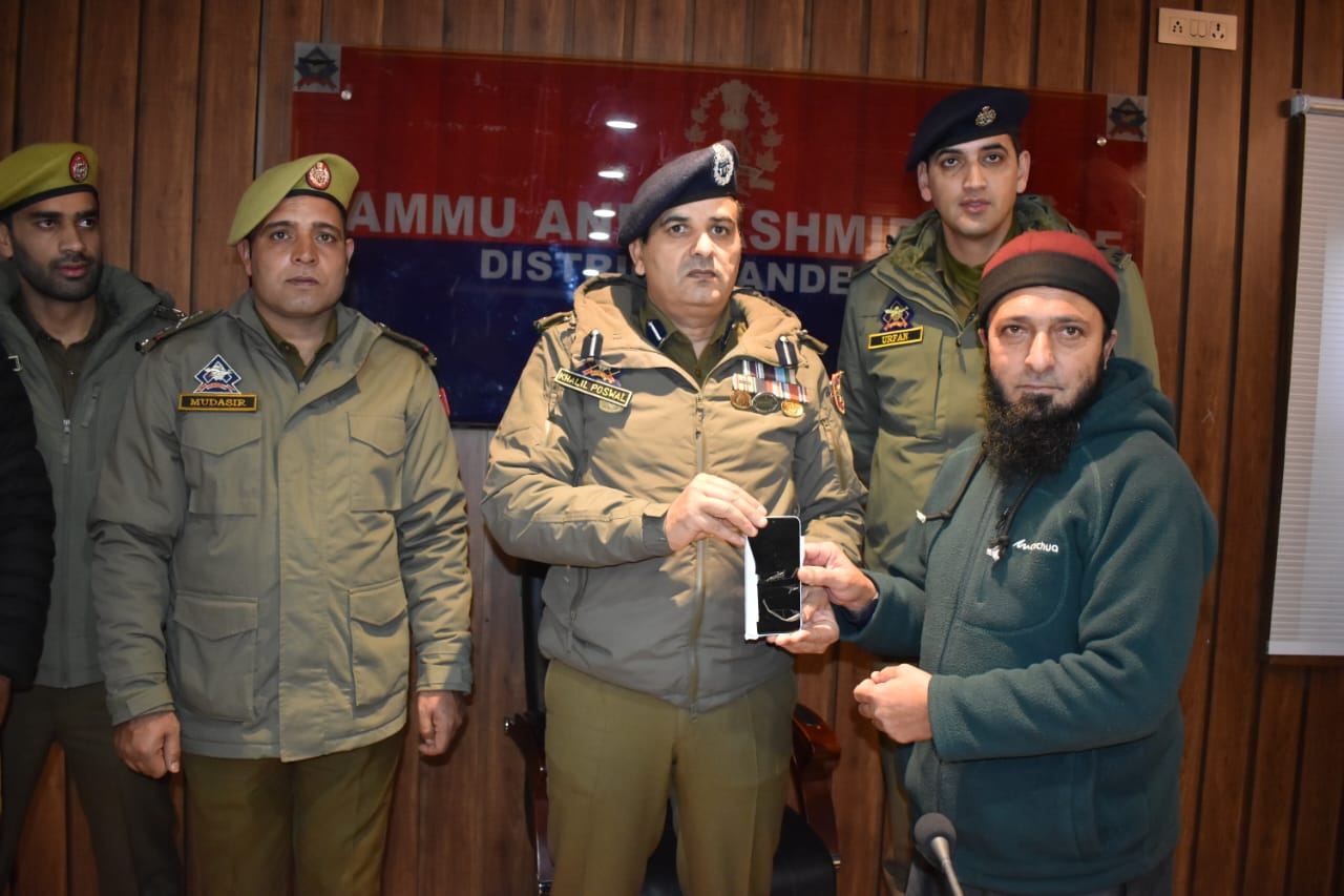 Ganderbal Police Recovered 46 Missing Mobile Phones Worth Lakhs